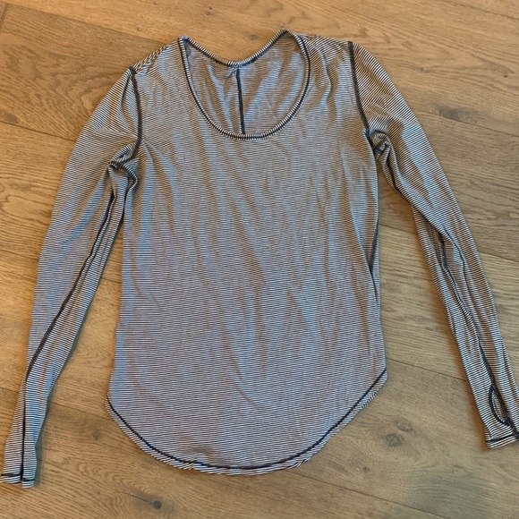 Lululemon Long Sleeve Tee w/ Thumbholes - Picture 1 of 2